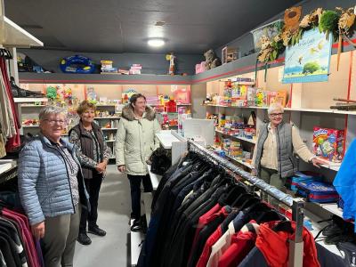 Bezoek aan de Ruggesteun - Vrijwilligers in het winkeltje aan de Steegstraat