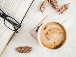 boek en koffie