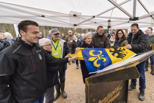 Herdenkingsbos - Onthullen bord