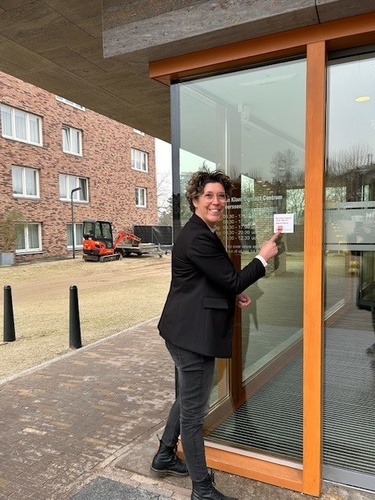 Inge plakt Hoge Nood sticker
