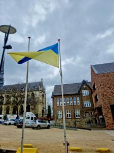 Vlag OekraÃ¯ne in de vlaggenmast voor het gemeentehuis van Meerssen