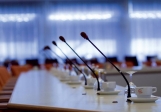 microfoons in een raadszaal