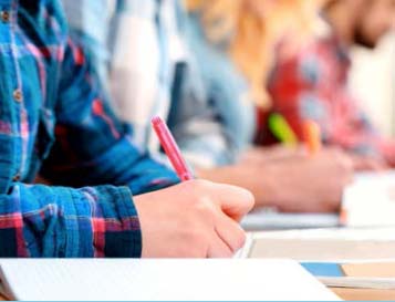 hand die schrijft in notitieboek