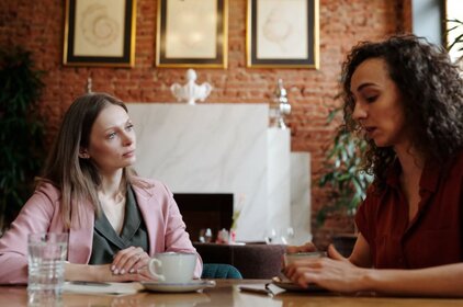 twee vrouwen in gesprek