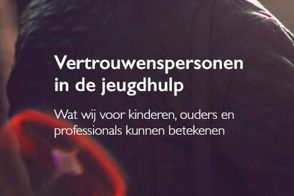 vrouw die voor zich uitkijkt