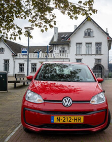 rode deelauto voor het station meerssen